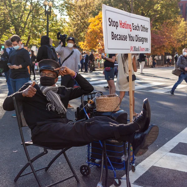Washington Usa 2020 Ένας Ηλικιωμένος Αφροαμερικανός Κάθεται Δίπλα Ένα Πανό — Φωτογραφία Αρχείου