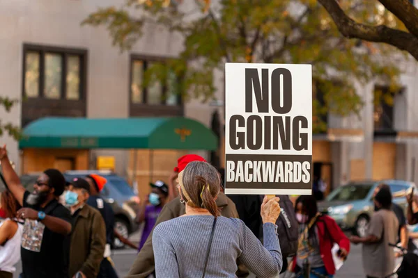 Washington Usa 2020 Μια Διαδηλώτρια Υψώνει Ένα Πανό Που Λέει — Φωτογραφία Αρχείου