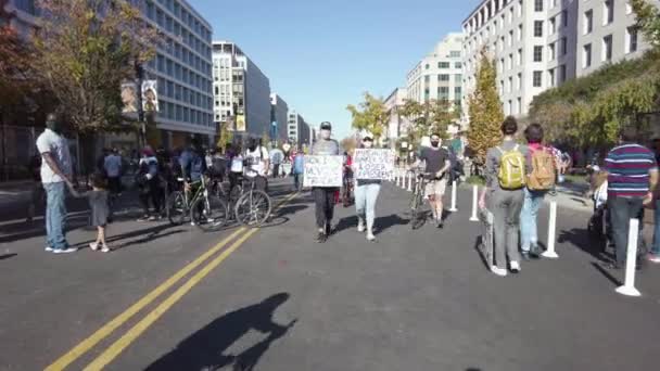 ワシントンDc 米国11 2020 ホワイトハウス近くのブラックライブスマター広場に集まった群衆は 選挙の結果を祝い ドナルド トランプに抗議する 抗議者はCovid 19のためにフェイスマスクを着用 — ストック動画