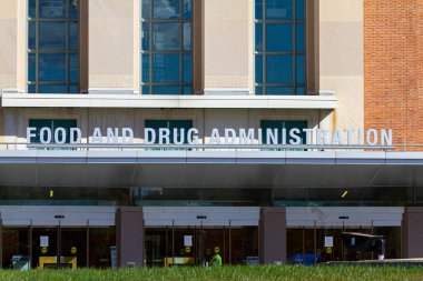 Silver Spring, MD, ABD 11 / 10 / 2020: ABD Gıda ve İlaç İdaresi (FDA) merkezinin dış görünümü. Bu federal kurum, insan kullanımı için ilaç, aşı ve gıda katkı maddelerini onaylıyor..