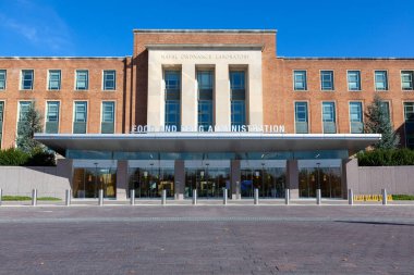 Silver Spring, MD, ABD 11 / 10 / 2020: ABD Gıda ve İlaç İdaresi (FDA) merkezinin dış görünümü. Bu federal kurum, insan kullanımı için ilaç, aşı ve gıda katkı maddelerini onaylıyor..