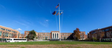 Silver Spring, MD, ABD 11 / 10 / 2020: ABD Gıda ve İlaç İdaresi (FDA) merkezinin dış görünümü. Bu federal kurum, insan kullanımı için ilaç, aşı ve gıda katkı maddelerini onaylıyor..