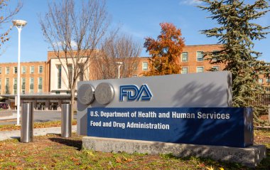 Silver Spring, MD, ABD 11 / 10 / 2020: ABD Gıda ve İlaç İdaresi (FDA) merkezinin dış görünümü. Bu federal kurum, insan kullanımı için ilaç, aşı ve gıda katkı maddelerini onaylıyor..