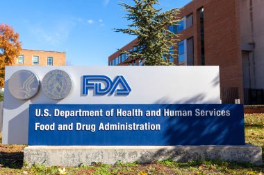 Silver Spring, MD, ABD 11 / 10 / 2020: ABD Gıda ve İlaç İdaresi (FDA) merkezinin dış görünümü. Bu federal kurum, insan kullanımı için ilaç, aşı ve gıda katkı maddelerini onaylıyor..