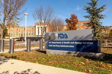 Silver Spring, MD, ABD 11 / 10 / 2020: ABD Gıda ve İlaç İdaresi (FDA) merkezinin dış görünümü. Bu federal kurum, insan kullanımı için ilaç, aşı ve gıda katkı maddelerini onaylıyor..