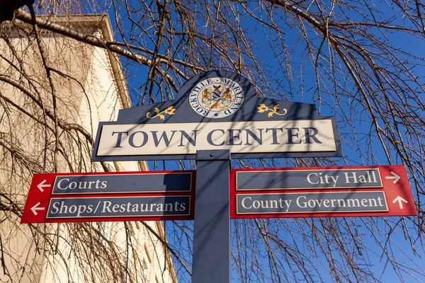 Yakından, Rockville, Maryland şehir merkezindeki bir işaret direğinin izole edilmiş görüntüsü dükkanların, mahkemelerin ve hükümet ofislerinin yönlerini gösteriyor. Rockville, Montgomery County 'nin merkezidir..