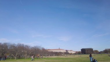 Washington DC, ABD 11-29-2020: ABD başkenti sakinleri, National Mall 'daki ünlü Washington Anıtı etrafındaki otlaklarda güzel sonbahar havasının tadını çıkarıyorlar.