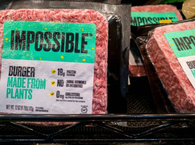 Rockville, MD, USA 12-21-2020: Süpermarketin dondurucu raflarında dondurulmuş imkansız burgerler. Yenilikçi bir bitki temelli et alternatifi ve tat ve dokuyu kopyalama konusunda büyük başarı.