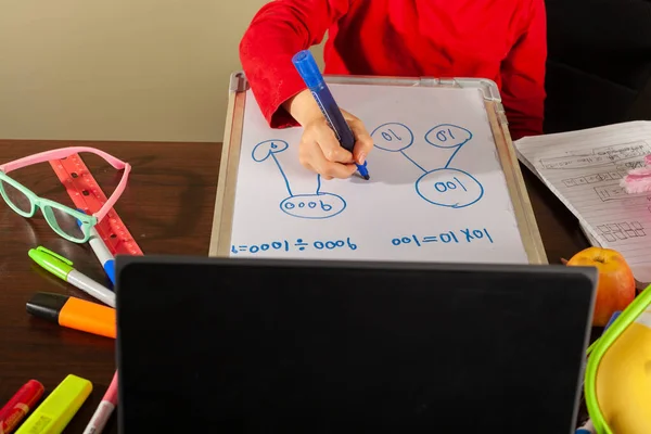 Aufgrund Der Covid Pandemie Setzen Kinder Ihre Ausbildung Über Laptops — Stockfoto