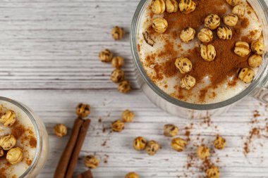 Buğday ve mısıra dayanan tatlı ve ekşi bir içecek olan geleneksel Türk Boza 'sının düz bir görüntüsü vardı. Kış aylarında leblebi nohutları ve tarçınla servis edilir..
