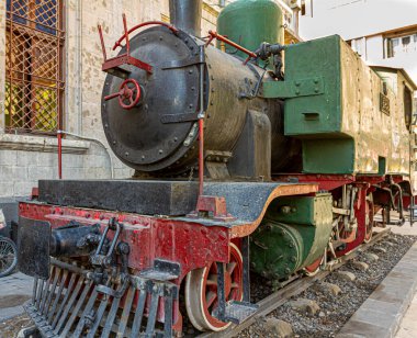 19. yüzyıla dayanan tarihi lokomotif, Suriye 'nin Şam kentindeki ünlü eski Hayaz Tren İstasyonu önünde sergileniyor. Bu istasyon Osmanlı 'nın son yıllarında büyük bir rol oynadı..