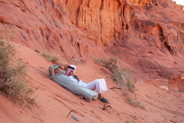 Wadi Rum Desert Jordanien 2010 Två Unga Arabiska Män Traditionell — Stockfoto