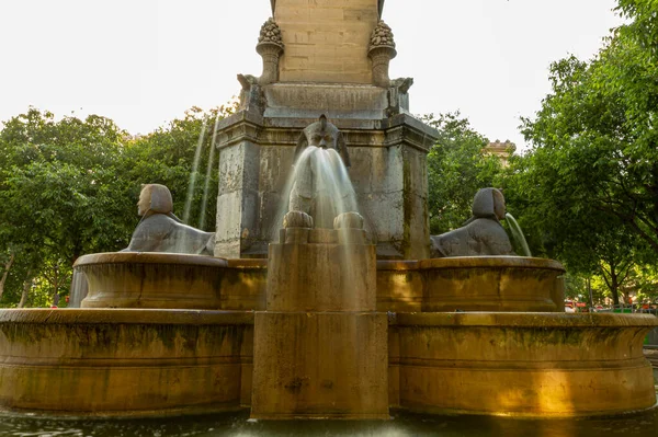 Fontaine Palmier 棕榈之泉 安放在巴黎历史上著名的广场上 水从拿破仑战争期间竖立的三座埃及狮身人面像的口中倾泻而出 — 图库照片