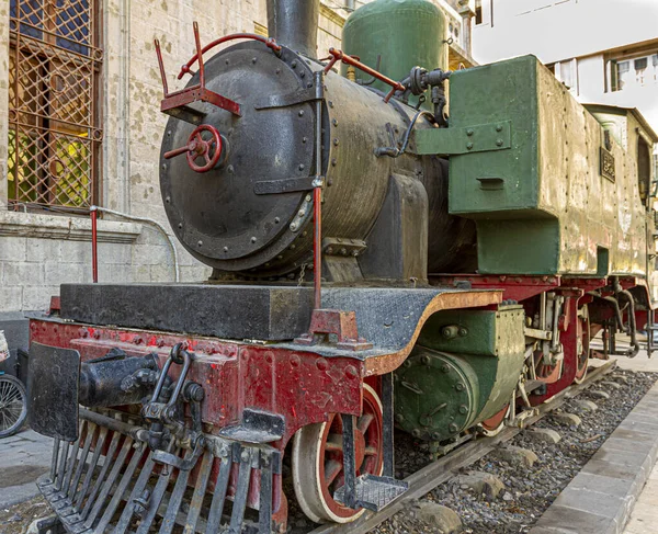19世紀に遡る歴史的な機関車は シリアのダマスカスにある有名な旧ヘジャズ鉄道駅の前に展示されています この駅はオスマン帝国の最後の年に大きな役割を果たした — ストック写真