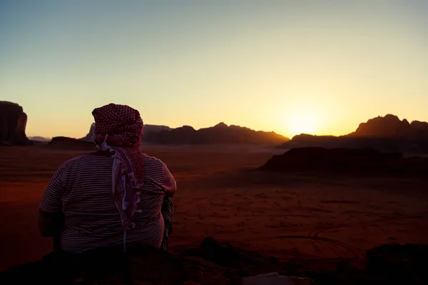 Uomo Arabo Con Testa Keffiyeh Giordano Seduto Una Roccia Che — Foto Stock