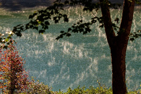 Accumulation Vapeur Eau Tôt Matin Sur Surface Lac Bleu Pittoresque — Photo