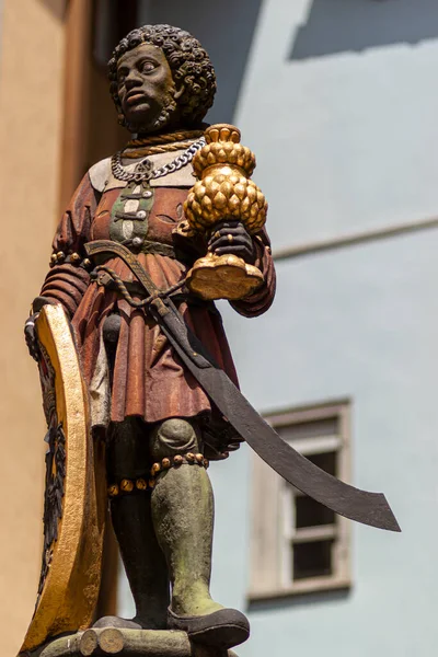 在瑞士沙夫豪森老城的一座喷泉旁的柱子上 密切注视着历史上莫伦布鲁南雕像的孤立图像 它展示了一个身穿传统服装的黑剑侠 — 图库照片