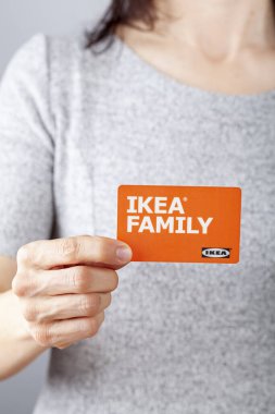 Clarksburg, MD, ABD 02-25-2021: Beyaz bir kadın elinde bir Ikea Ailesi üyelik kartı tutuyor. Bu kart mağazada ve çevrimiçi olarak Ikea 'dan uygun alımlarda indirimler sunar..