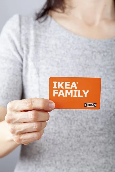 Clarksburg, MD, ABD 02-25-2021: Beyaz bir kadın elinde bir Ikea Ailesi üyelik kartı tutuyor. Bu kart mağazada ve çevrimiçi olarak Ikea 'dan uygun alımlarda indirimler sunar..