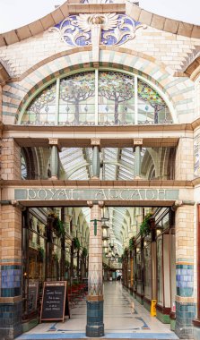 Norwich, İngiltere 10-07-2012: Ünlü Royal Arcade 'nin girişindeki kemerli kapı Art Nouveau stilinin mimari bir temsili ve İngiltere' nin en iyi korunan alışveriş caddeleri arasında kabul ediliyor