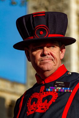 Londra, İngiltere 11-18-2012: Londra 'nın tarihi kraliyet kulesinde resmi görevinde günlük üniforma giyen beyaz, orta yaşlı Yeoman Gardiyan Muhafız (Beefeater)' ın yakın plan portresi. 