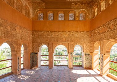 07-13-2010 Granada, İspanya: El Palacio del Partal Sarayı 'nın resimli balkonu Alhambra Sarayı' nın içinde. Kemerli pencereler Albaisin mahallesine bakıyor. Duvarlara taş oymalar.