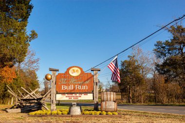 Manassas, VA, ABD 11-14-2020: Bull Run şaraphanesi Lee Highway tarafından Manassas Ulusal Savaş Alanı yakınlarında bulunan yerel bir üzüm bağıdır. Amerikan bayrağı ve birkaç fıçı şarap tabelasının yanında..