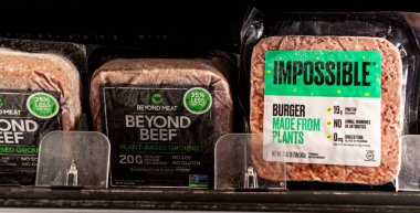 Germantown, MD, USA 01-15-2021: İki popüler vejetaryen et alternatif markası İmkansız ve Ötesi bir market rafında yan yana satılıyor. Bunlar bitki bazlı kolesterolsüz ürünler..