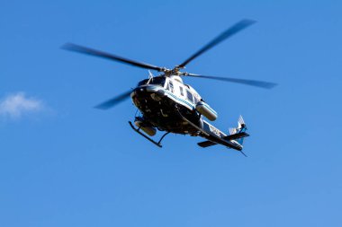 Washington DC, ABD 11-02-2020: ABD Enerji Bakanlığı 'na ait bir helikopter (Bell 412 Rotorcraft) Washington' da uçuyor. Gökyüzü. Bu, helikopterin altından izole edilmiş bir görüntü.
