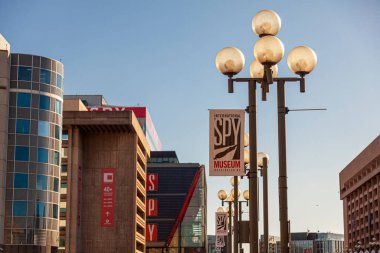 Washington DC, ABD 11-02-2020: Washington DC 'deki Uluslararası Casus Müzesi. Burası ünlü bir turistik mekan. Gizli ajanlarla ilgili eşyalar sergileniyor..