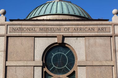 Washington, DC USA 11-02-2020: Ulusal Afrika Sanat Müzesi 'nin dış görünüşü. Üç kubbeli bina Smithsonian Müzesi 'nin bir parçası ve Afrika' dan sanat eserleri koleksiyonu sunuyor.