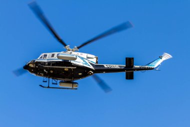 Washington DC, ABD 11-02-2020: ABD Enerji Bakanlığı 'na ait bir helikopter (Bell 412 Rotorcraft) Washington' da uçuyor. Gökyüzü. Bu, helikopterin altından izole edilmiş bir görüntü.