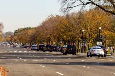 Washington DC, ABD 11-06-2020: ABD Başkanı 'nın konvoyu Anayasa Bulvarı' nda Beyaz Saray 'a doğru ilerliyor. Gizli servis araçları ve metropolitan polis araçları görüldü. Yol kapalı.