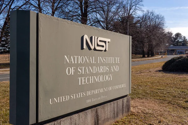Gaithersburg, MD, ABD 01-30-2021: ABD Ticaret Bakanlığı bünyesinde bir Fizik Bilimleri Laboratuvarı kompleksi olan Ulusal Standartlar ve Teknoloji Enstitüsü (NIST) Gaithersburg Kampüsü 'nün Girişi. 