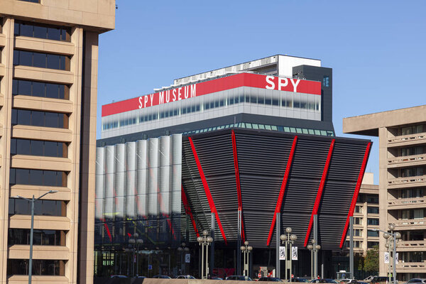 Вашингтон, округ Колумбия, США 11-02-2020: Международный музей шпионажа в Вашингтоне, округ Колумбия. Это известный туристический пункт, который имеет элементы, связанные с секретными агентами в экспозиции.