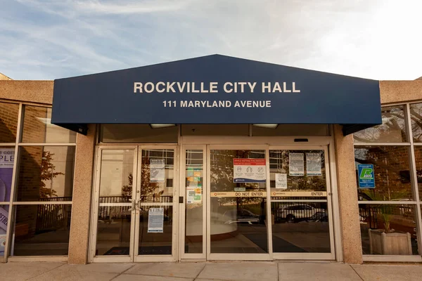 Rockville, MD, USA 11-01-2020: Rockville Belediye Binası 'nın dış görünüşü. Rockville, ABD 'nin en zengin eyaletlerinden biri olan Montgomery County, Maryland' in merkezidir.