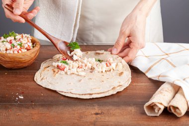 Sikma, Akdeniz kıyısındaki Silifke, Mersin 'de geleneksel bir Türk ambalajıdır. Bazlama olarak bilinen düz ekmek bırakılır ve peynir, domates ve bitki karışımı ile doldurulur ve sıkıca yuvarlanır..