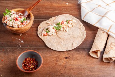 Sikma, Akdeniz kıyısındaki Silifke, Mersin 'de geleneksel bir Türk ambalajıdır. Bazlama olarak bilinen düz ekmek bırakılır ve peynir, domates ve bitki karışımı ile doldurulur ve sıkıca yuvarlanır..