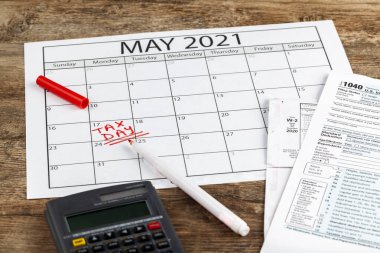 Milli Gelir İdaresi (IRS), ABD federal gelir vergisini 17 Mayıs 2021 tarihine kadar uzattı. 2021 için yeni vergi gününü gösteren takvim sayfasını göster.