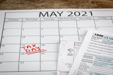 Milli Gelir İdaresi (IRS), ABD federal gelir vergisini 17 Mayıs 2021 tarihine kadar uzattı. 2021 için yeni vergi gününü gösteren takvim sayfasını göster.