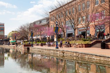 Frederick, MD, ABD 04-07-2021: Frederick 'in tarihi bölgesindeki Carroll Creek Parkı adlı popüler şehir parkının gündüz vakti görünümü. Yürüyen insanlar.