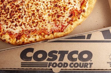 Clarksburg, MD, ABD 04-7-2021: Kapalı bir daire, COSTCO peynirli pizza siparişi vermek için yapılmış bir kutu lezzetin üst görünümü yatıyordu. Toptan satış devinden çok popüler fiyatlı yemek salonu ürünleri.. 