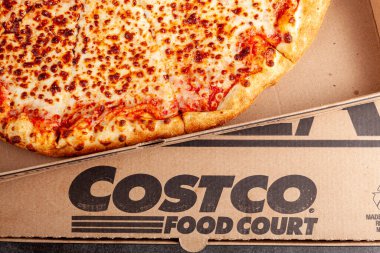 Clarksburg, MD, ABD 04-7-2021: Kapalı bir daire, COSTCO peynirli pizza siparişi vermek için yapılmış bir kutu lezzetin üst görünümü yatıyordu. Toptan satış devinden çok popüler fiyatlı yemek salonu ürünleri.. 