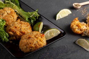 Chesapeake Körfezi 'nde yakalanan mavi yengeçle yapılan yengeç keki Maryland eyaletinin en sevdiği yemektir. Et soslar, parçacıklar, baharatlar ve sebzelerle karıştırılır ve ızgara köftelere dönüştürülür.