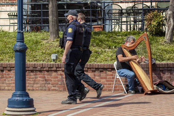 Frederick Usa 2021 Anciano Busker Caucásico Está Tocando Arpa Calle —  Fotos de Stock