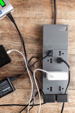 Dalgalanma korumalı kablosuz güç şeridini kapatın. Çoklu hassas elektronik cihazlar ayrı ayrı prizlere bağlıdır ve bu cihaz elektriğin zararlı etkilerini korur..