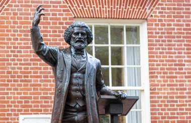 04-16-2021 Easton, MD, ABD: Ünlü reformcu kölelik karşıtı Afrikalı Amerikalı lider Frederick Douglass 'ın heykeli, bir zamanlar mahkum olarak tutulduğu Talbot County Adliyesi önünde.