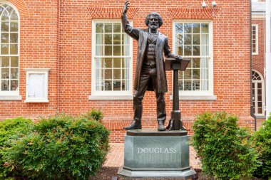 04-16-2021 Easton, MD, ABD: Ünlü reformcu kölelik karşıtı Afrikalı Amerikalı lider Frederick Douglass 'ın heykeli, bir zamanlar mahkum olarak tutulduğu Talbot County Adliyesi önünde.
