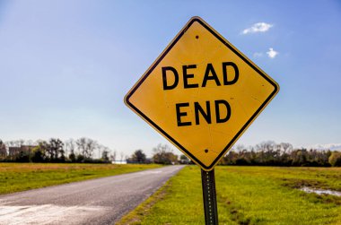 Arka planda ufukta görünen bir yol tabelası var. İşçilik ya da proje başarısızlığı için çok yönlü resim, yol barikatları, kopyalama alanı ile ilgili sorunlar. Güneşli bir gün..