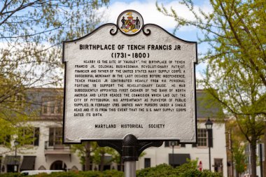 Easton, MD, ABD 04-16-2021: Maryland Tarih Topluluğu tarafından devrimci işadamı ve tüccar Tench Francis Jr. 'ın doğduğu yere bir tabela dikildi.